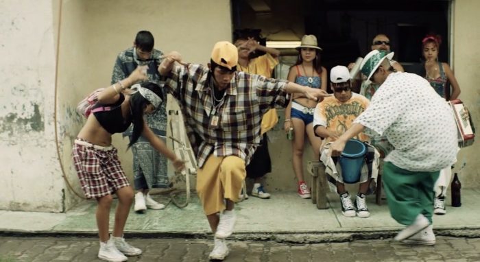 muchos cholombianos bailando en la calle