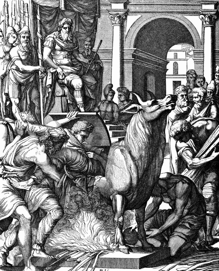 Grabado de hombres metiendo a una victima al toro de bronce mientras un hombre en un trono observa